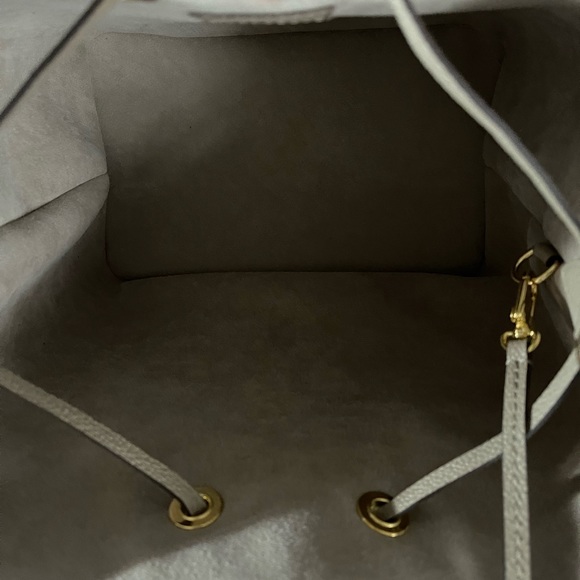 Brand New Louis Vuitton 2021 NéoNoé MM45555 Bicolor Monogram Empreint Dove/Cream - Picture 6 of 13